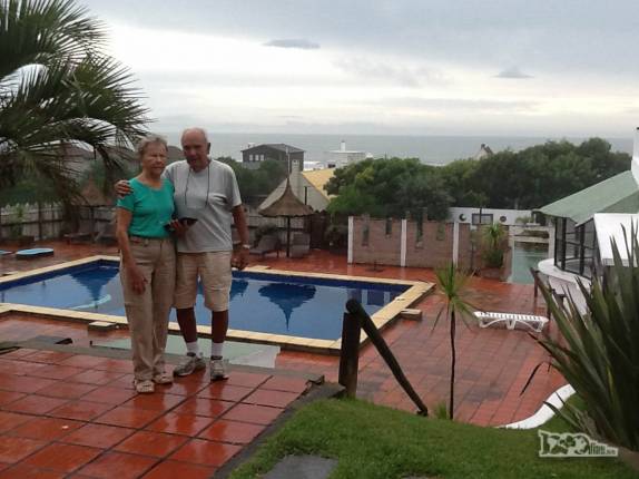 Em dia nublado, o Joca e a Ixa, pais do Rodrigo, em nosso hotel em La Pedrera, no litoral do Uruguai